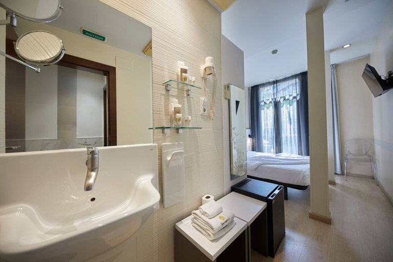 Bathroom 3, Hostemplo Sagrada Familia, Barcelona