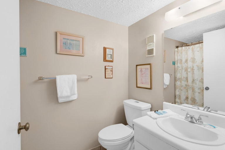 Bathroom 4, Mariner West 205, Bay