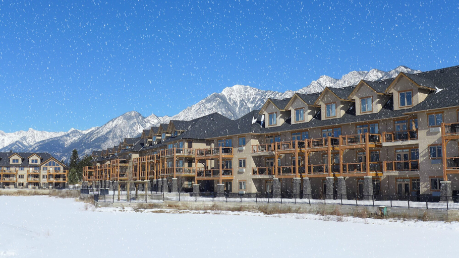 Exterior & Views 1, Bighorn Meadows Resort, East Kootenay