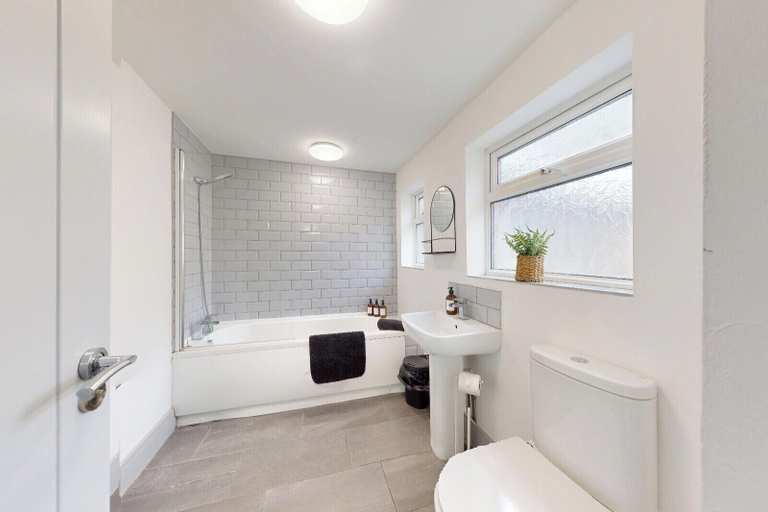 Bathroom, City Centre-uni Cottage - Ideal Location, Sunderland