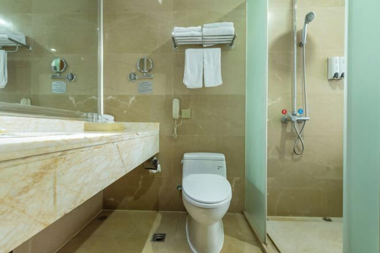 Bathroom 2, Yao Lake Pearl Hotel, Nanchang