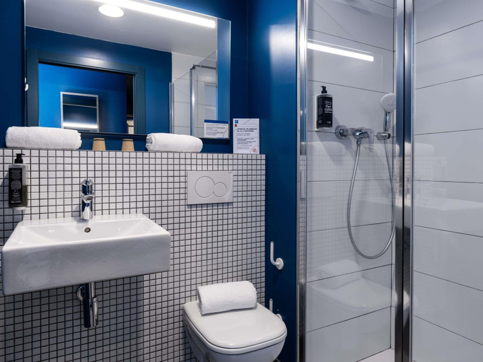 Bathroom, ibis budget Valencia Centro Puerto, Valencia