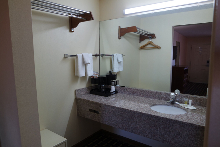 Bathroom 5, Howard Johnson by Wyndham Perry GA, Houston