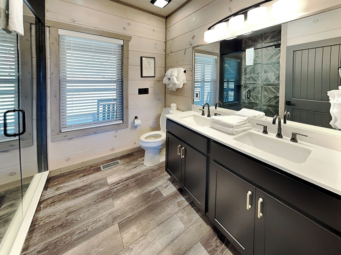 Bathroom 4, Knockin on Heaven's Door by Jackson Mountain Rentals, Sevier