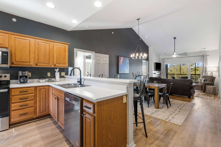 Others 4, T Time Getaway - Overlooking Golf Views!, Stone