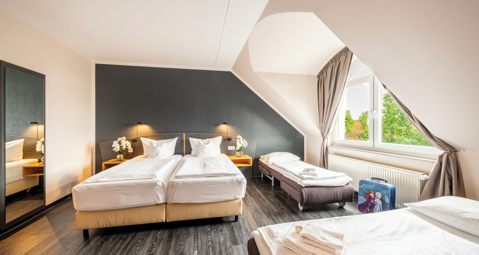 Bedroom 3, PLAZA INN Heidehof, Celle