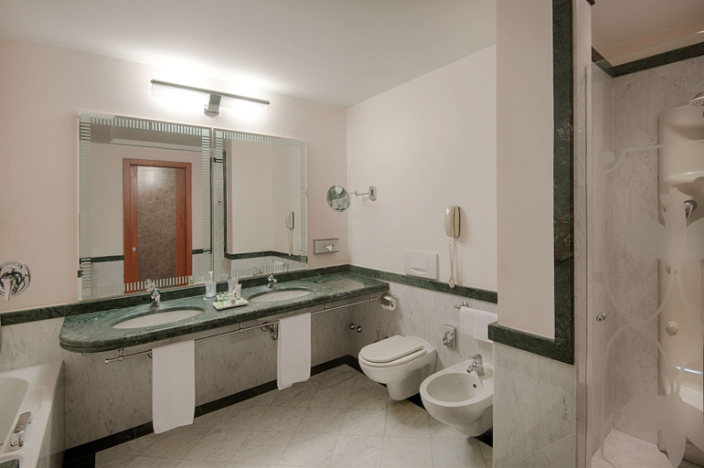 Bathroom 4, NH Lecco Pontevecchio, Lecco