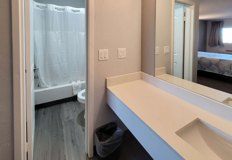 Bathroom 4, Motel 6 Wichita, KS – South I-35, Sedgwick