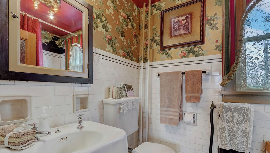 Bathroom 4, Schuster Mansion Bed & Breakfast, Milwaukee