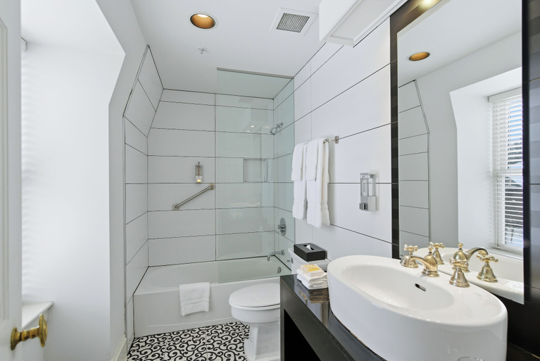 Bathroom 4, Oban Inn, Lake Ontario