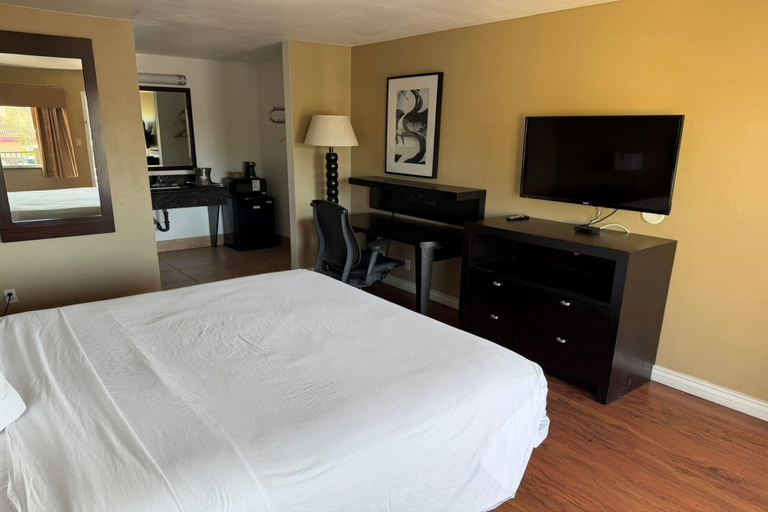 Bedroom 3, Travelodge by Wyndham Hemet CA, Riverside