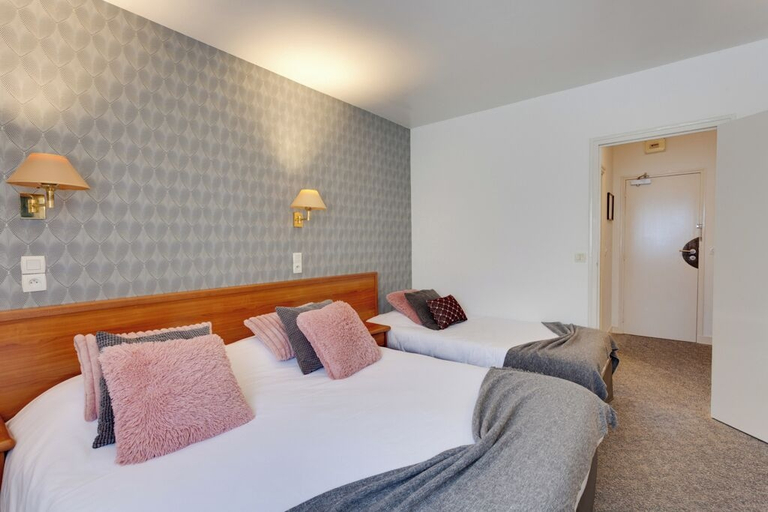 Bedroom 3, Brit Hotel Le Cygne, Manche