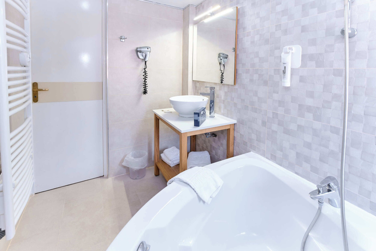 Bathroom 4, The Originals City, Archotel, Yonne