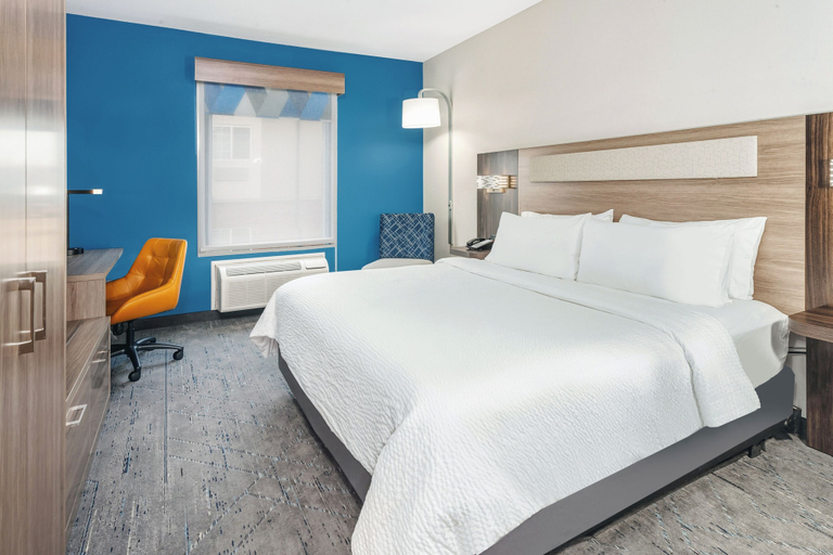 Bedroom 3, Holiday Inn Express & Suites BLOOMINGTON - NORMAL by IHG, McLean