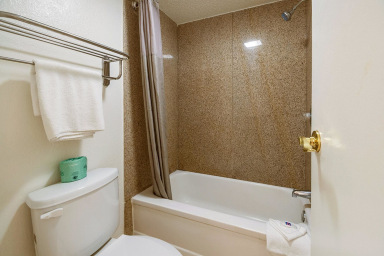 Bathroom 4, Motel 6 Grove City, OH, Franklin