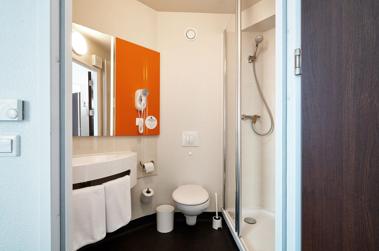 Bathroom 4, B&B Hotel Warszawa-Okecie, Warsaw