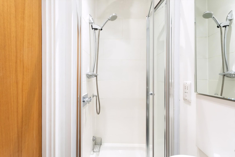Bathroom 3, Bright & Comfortable Angel Apartment, London
