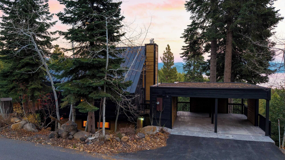 Exterior & Views 2, Lake View, Firepit, Game Room Remodeled Nightingale Overlook by Avantstay, Placer
