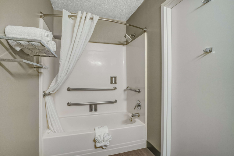 Bathroom 4, Motel 6 - OSU N, Franklin