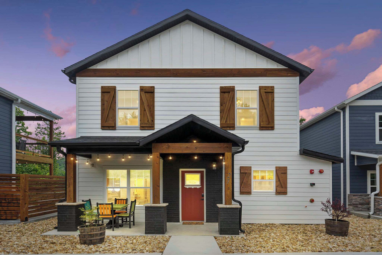 Exterior & Views