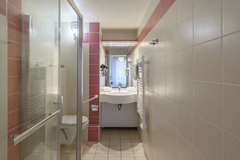 Bathroom 5, ResidHotel Toulouse Centre, Haute-Garonne