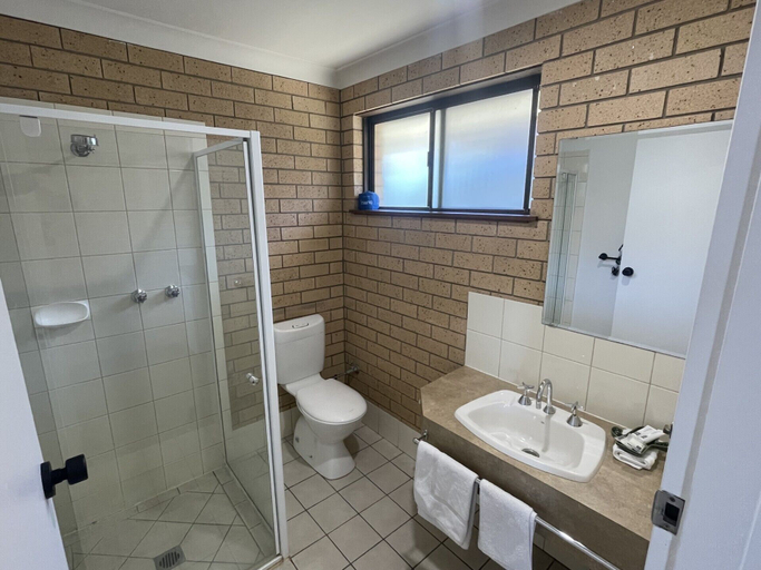 Bathroom 4, Albury Allawa Motor Inn, Albury