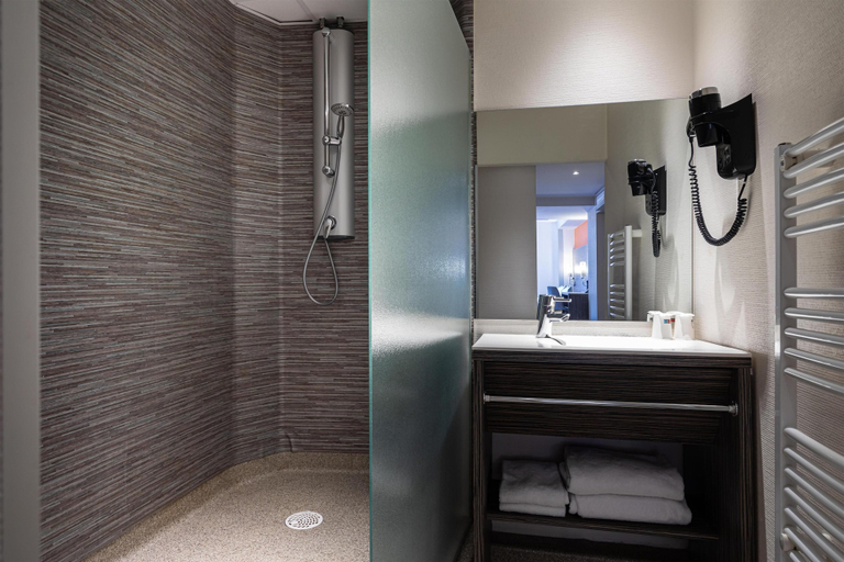 Bathroom 3, Best Western Le Bristol, Haute-Loire