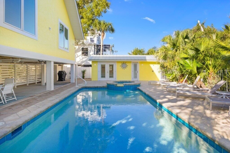 Sport & Beauty 4, Amarelo Sol 4 Bedroom Home by RedAwning, Lee