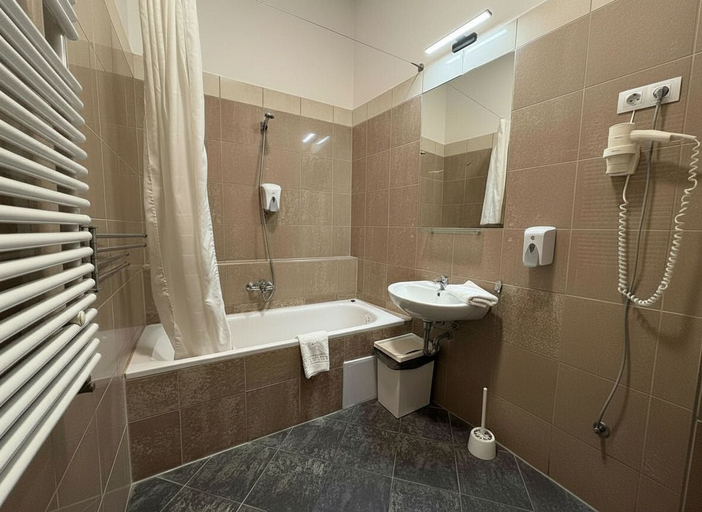 Bathroom 5, Gozsdu Court Budapest, Budapesti