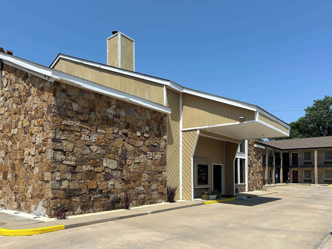 Exterior & Views 2, Motel 6 Ada, OK, Pontotoc