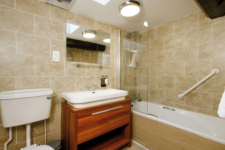 Bathroom 5, The Sun Inn, Oxfordshire