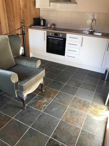 Others 5, Nuneaton - Cottage - Sleeps 2 - Parking - Garden, Leicestershire