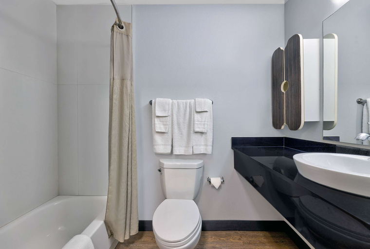 Bathroom 5, Studio 6 North Richland Hills, TX - Fort Worth, Tarrant