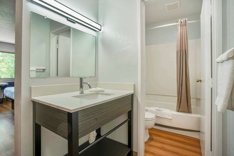 Bathroom 3, Motel 6 Gresham, OR - Portland, Multnomah