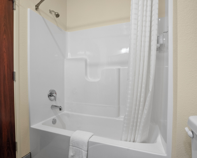 Bathroom 3, Cobblestone Hotel & Suites - Newport, Jackson