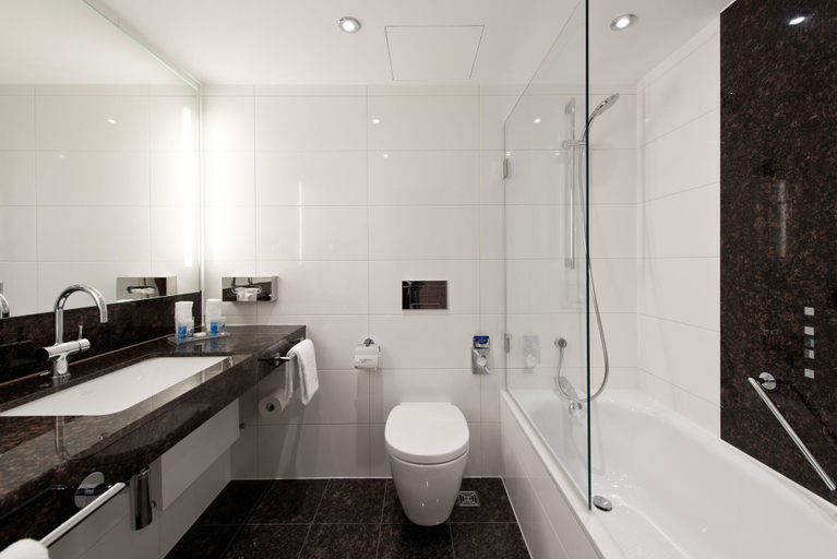 Bathroom 5, Maritim Hotel Darmstadt, Darmstadt