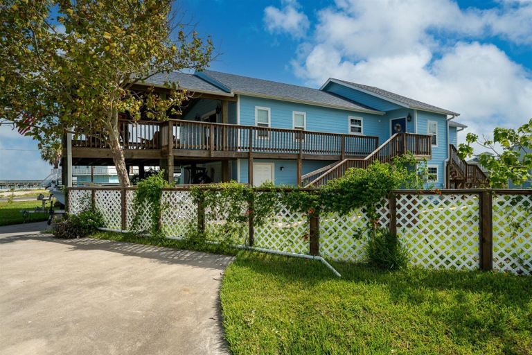 Exterior & Views 2, Hook, Wine & Sinker by Miss Kitty’s, Aransas