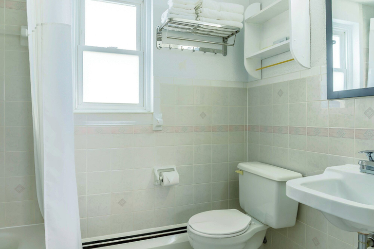 Bathroom 4, Motel 6 Campbellford, ON, Northumberland