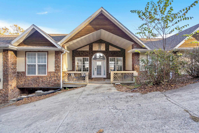 Exterior & Views, The Greenview Manor - Lake Views, Stone
