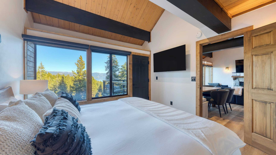 Bedroom 3, Lake View, Firepit, Game Room Remodeled Nightingale Overlook by Avantstay, Placer