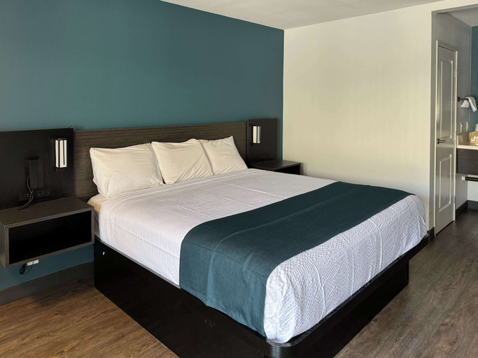 Bedroom 3, Studio 6 Suites Gardena, CA, Los Angeles