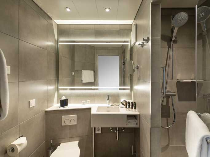 Bathroom 5, Novotel Munich Messe, München