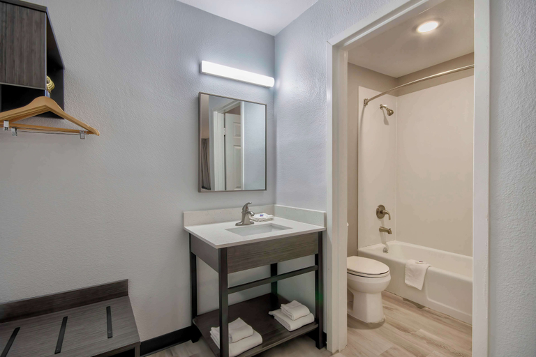 Bathroom 5, Studio 6 Rosenberg, TX, Fort Bend