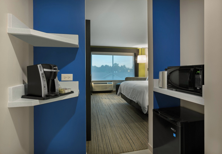 Bedroom 4, Holiday Inn Express LAKE PARK by IHG, Lowndes