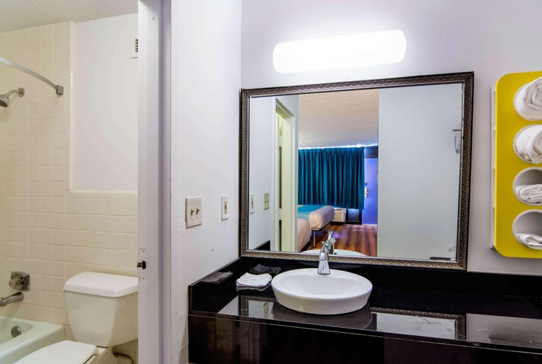 Bathroom 3, Studio 6 Extended Stay - Lagrange, GA, Troup
