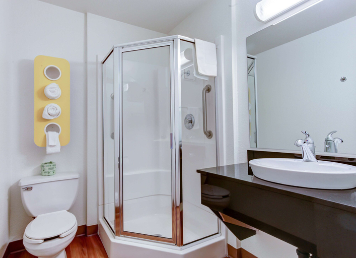 Bathroom 4, Motel 6 Grants Pass, Josephine