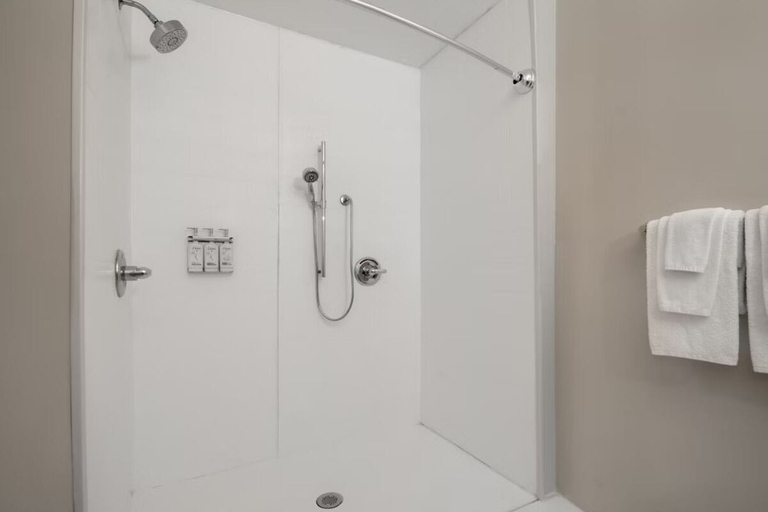 Bathroom 5, Holiday Inn Express & Suites OSCODA, Iosco