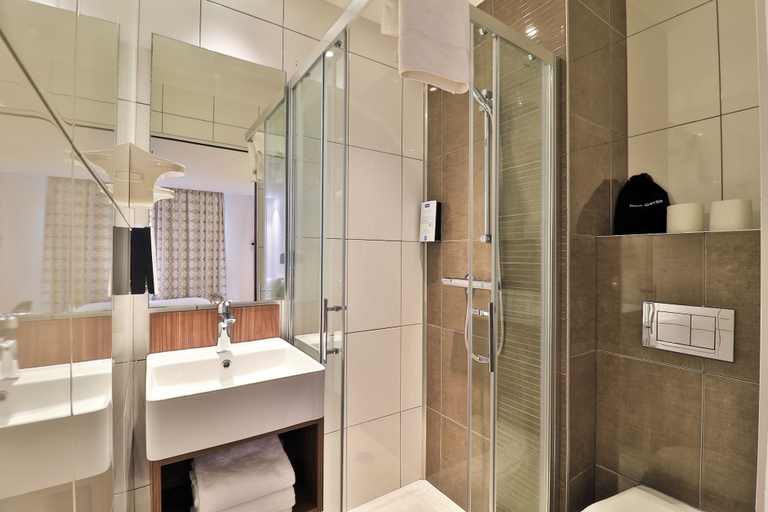 Bathroom 5, Hôtel Cyano Fréjus-Saint Raphaël, Var