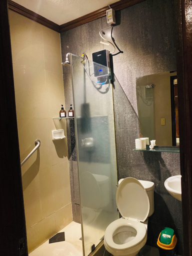 Bathroom 4, Fields Palace Hotel, Mabalacat