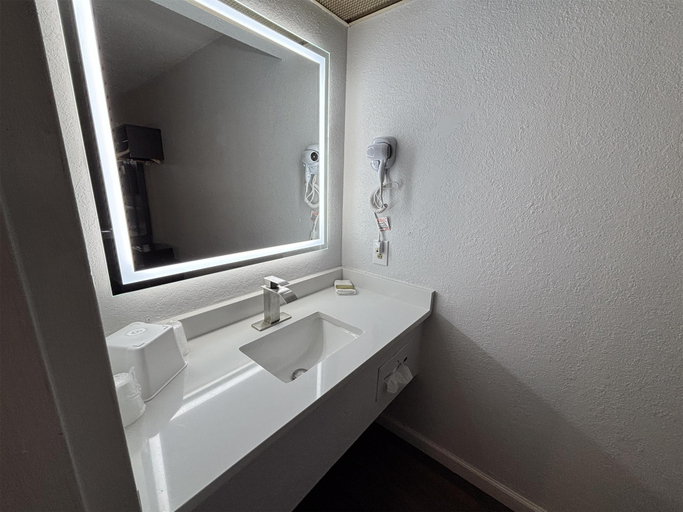 Bathroom 4, Motel 6 – Conway, SC, Horry